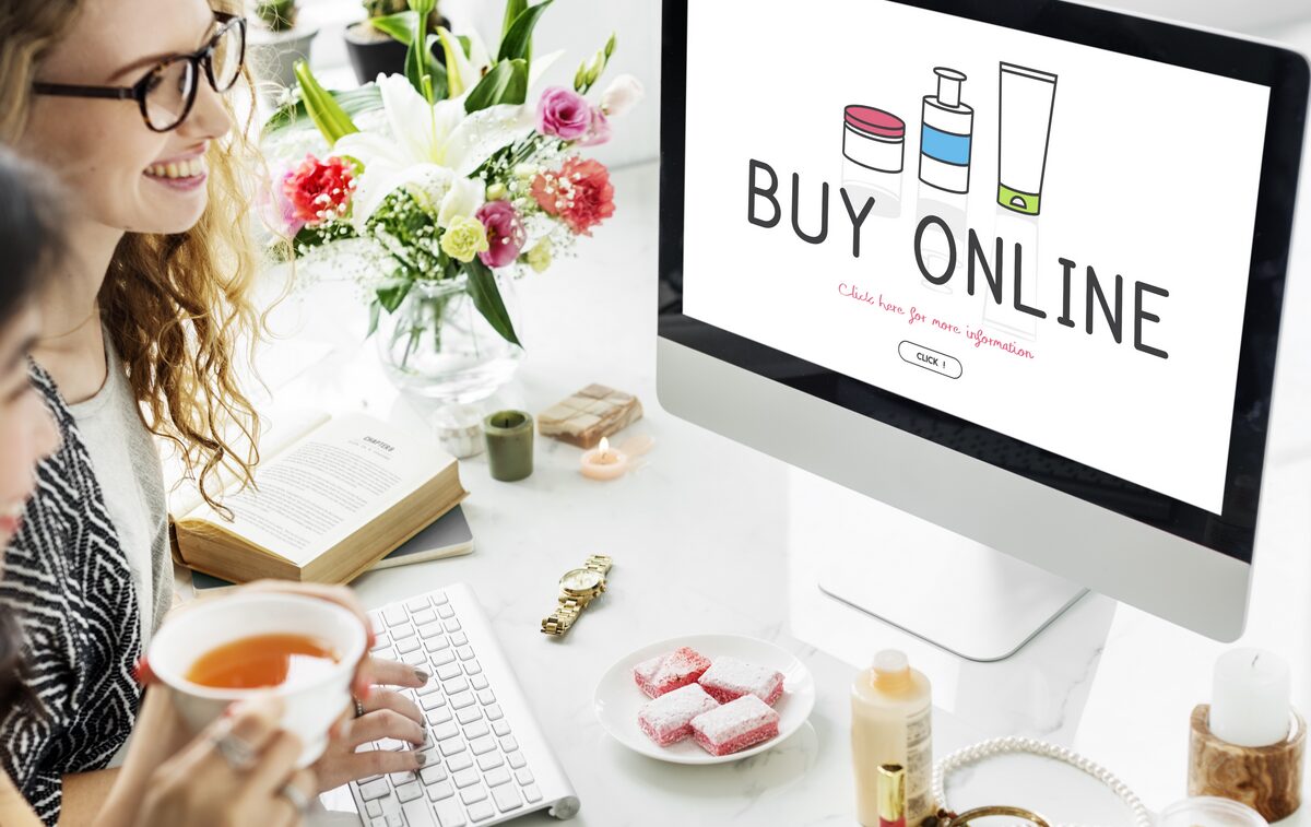 How To Start Selling Beauty Products Online: Dropshipping or a Supply Store?